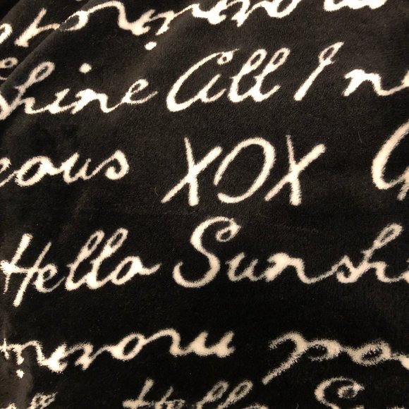 GUC Betsey Johnson "Fuzzy Feel" Robe - Picture 4 of 10